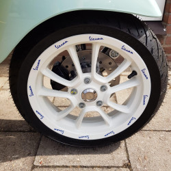 stickerset Piaggio origineel wielbies compleet vespa voor/achter 12 inch wit/blauw primavera 50/125/150, sprint 50/125/150 2h003